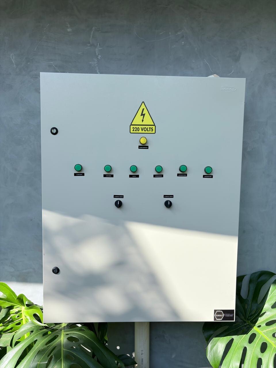 Painel de comandos elétricos com sinaleiros e chaves seletoras — comandos elétricos em Campinas